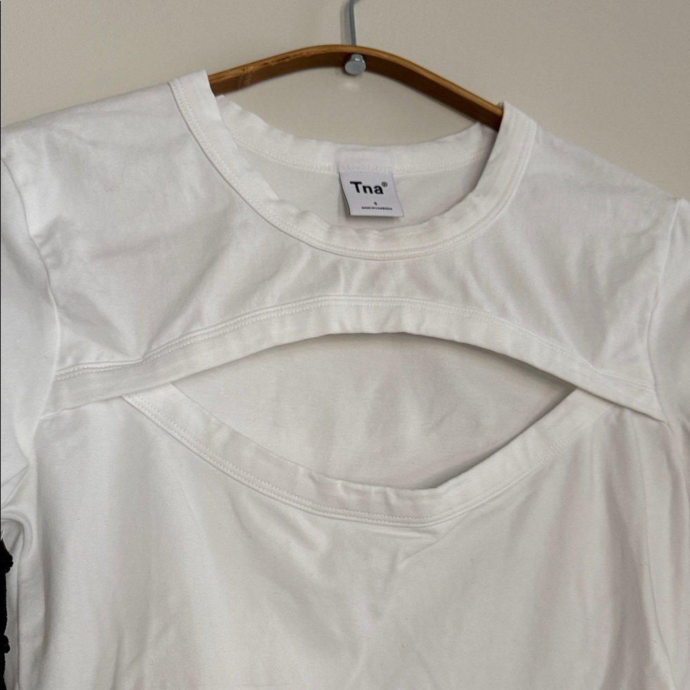 BNWT TNA White Cut-Out Long Sleeve Crop Top - Picture 4 of 4